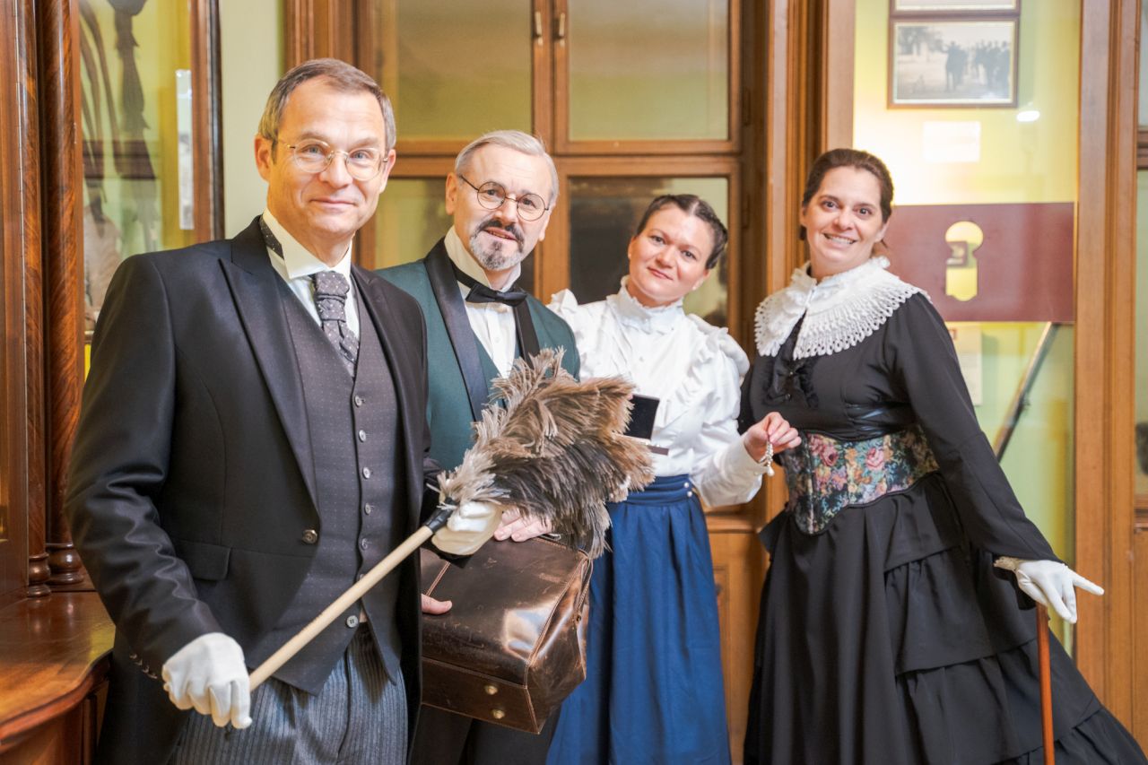 Die Dienstbot*innen laden ein!